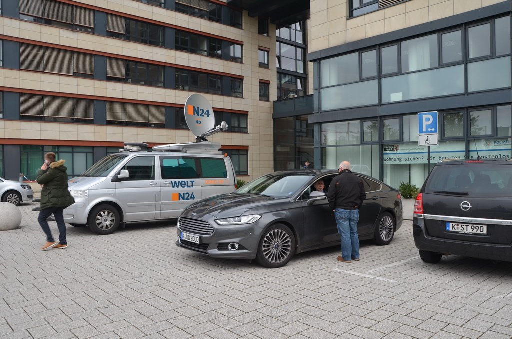 Attentat auf Fr Reker Koeln Braunsfeld Aachenerstr Wochenmarkt P90.JPG - Miklos Laubert